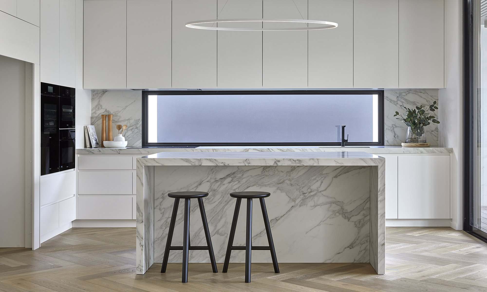 neolith-white-marble-kitchen-countertops-evolv-surfaces-2000x1200
