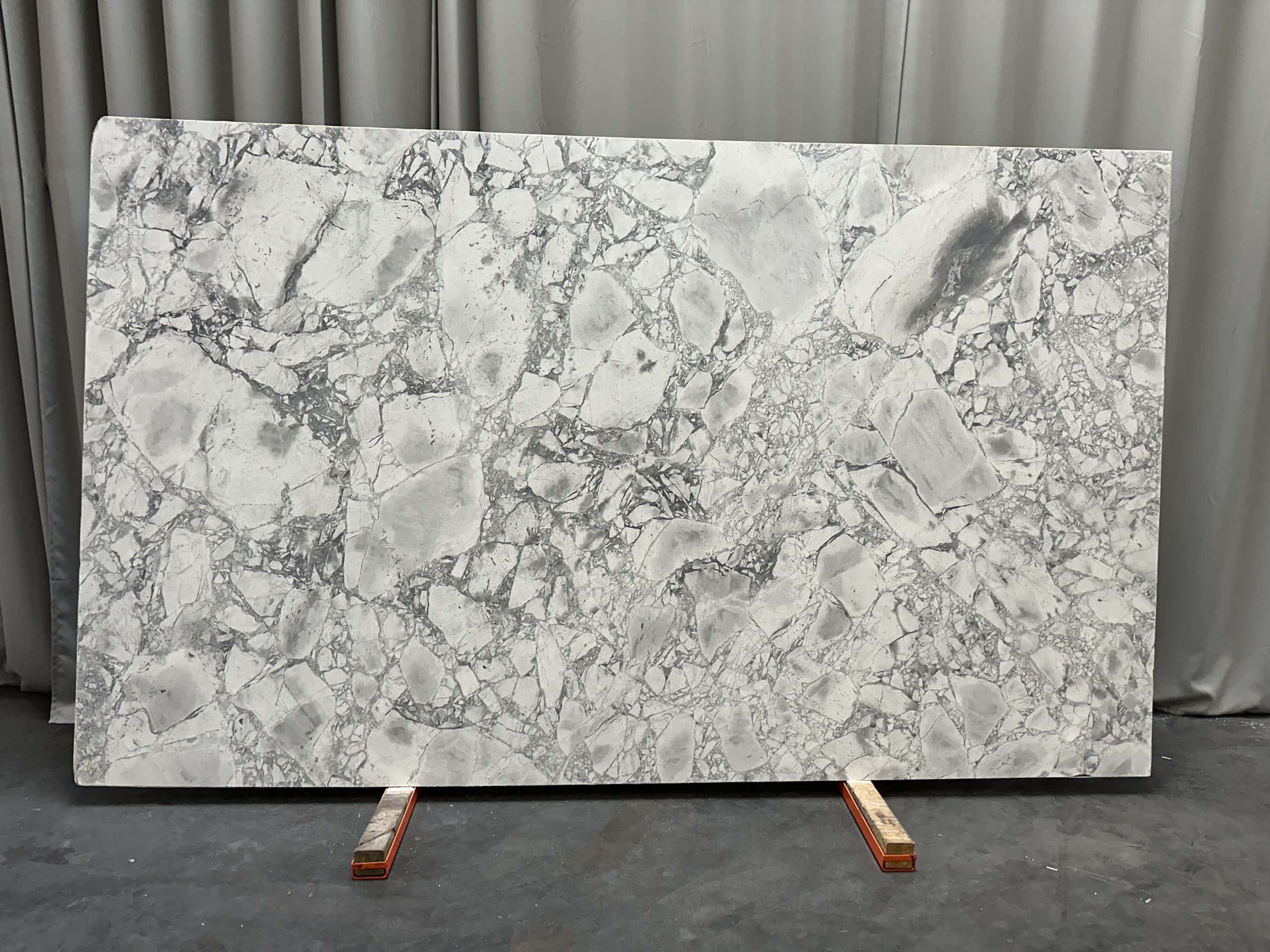 Calacatta Super White Honed thumbnail 3